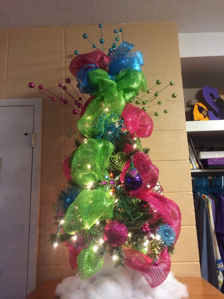 shelburchfield's tweet photo. Shoutout to my mom for making it look like CHRISTMAS in Francie❤️💚🎄 @raaachelsuzanne http://t.co/HEQJ255Wfp