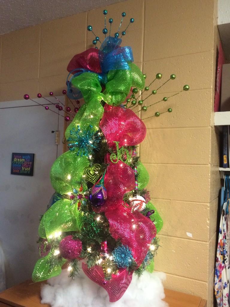 shelburchfield's tweet photo. Shoutout to my mom for making it look like CHRISTMAS in Francie❤️💚🎄 @raaachelsuzanne http://t.co/HEQJ255Wfp