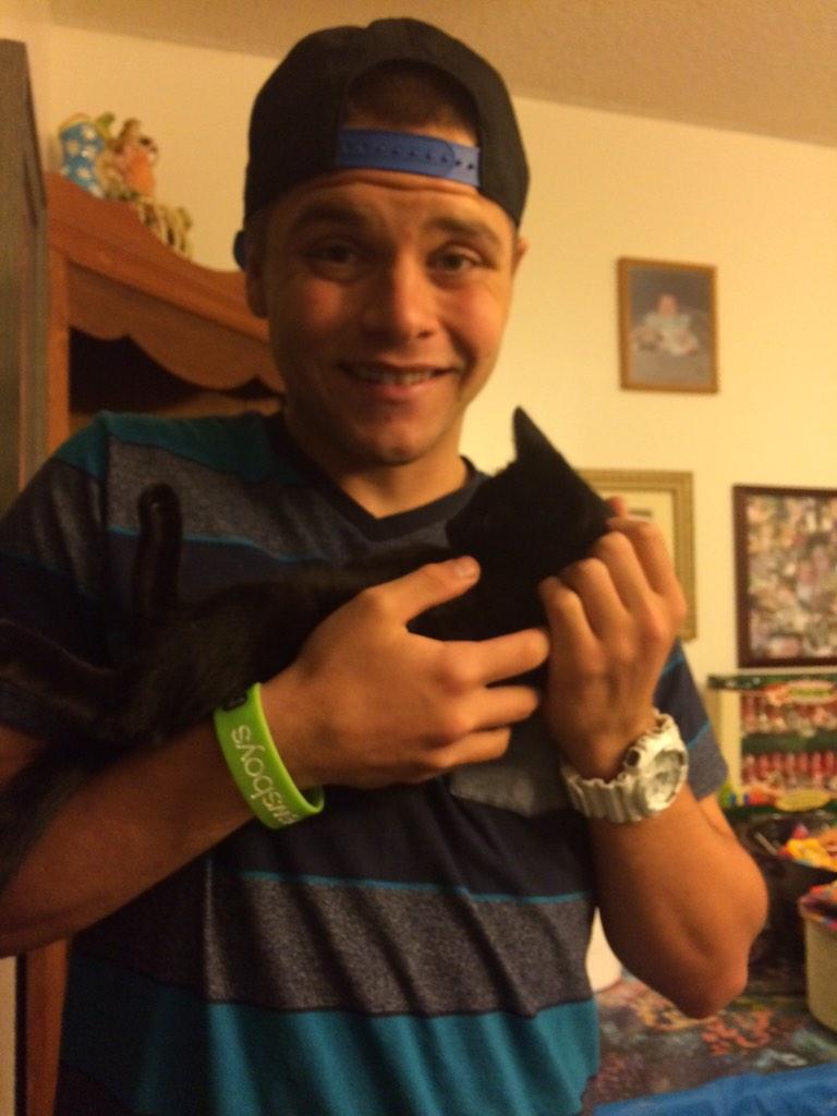 DSG_LOVENUGGET's tweet photo. Cutest Kitty!!! #kitten #kittengaming #lol #cutest #picoftheday http://t.co/St3Wa0p476