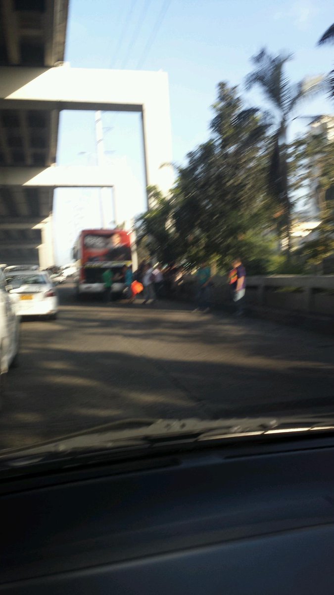 jondavid05's tweet photo. stalled bus at magallanes northbound http://t.co/9xQNGiqJNW