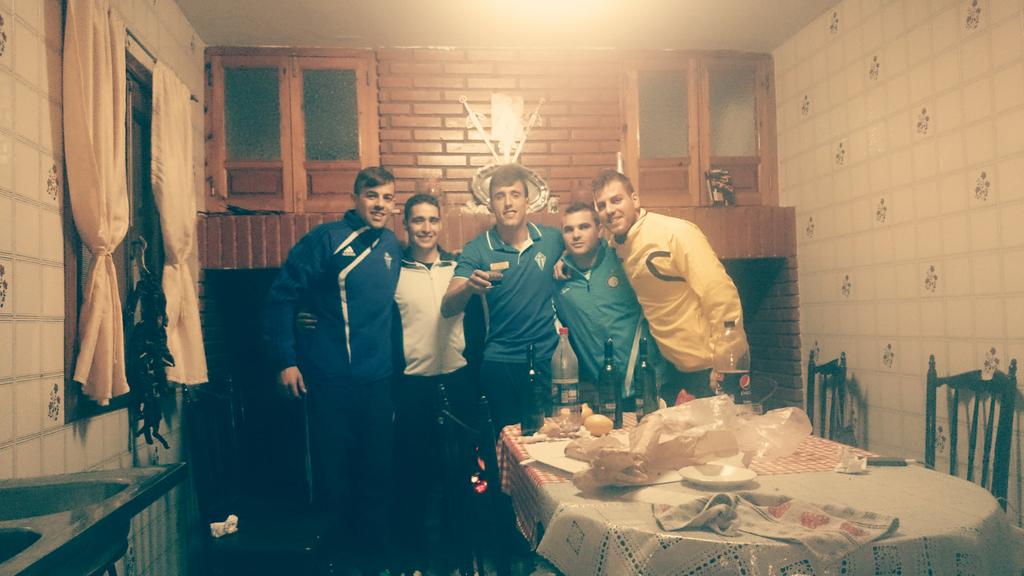Moraga_3's tweet photo. Celebrando ambas victorias junto a estos grandes!!!@DbglDiego @carlosgarciaM_4 @ismael_isma1 !Y seguimos la noche😜 http://t.co/XrhAxrUXBl