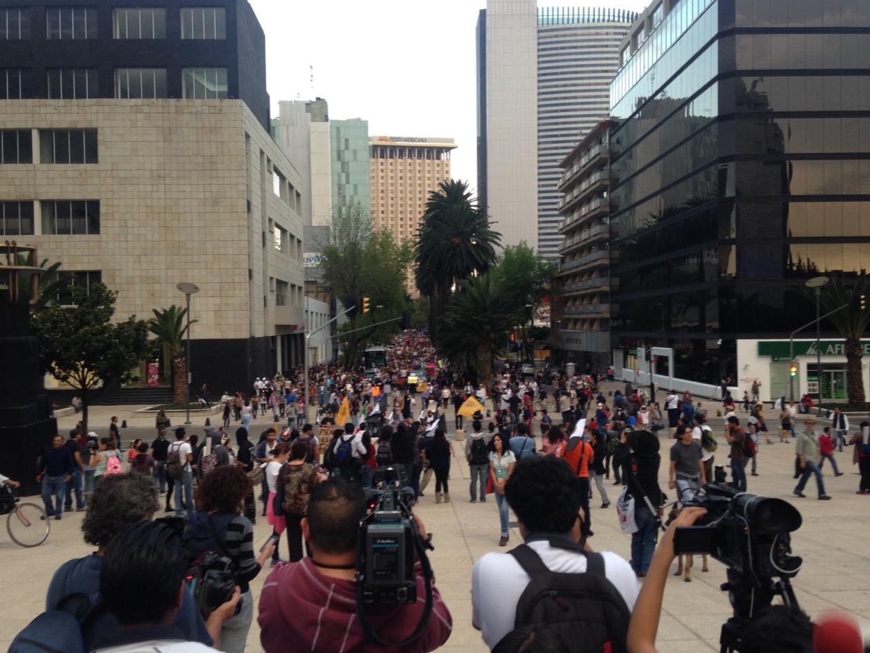 Marchan del Ángel al Monumento a la Revolución por Ayotzinapa