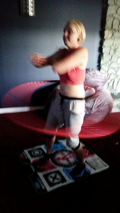 So much more the woman then me hula hoop and ddr with @mileymayxxx http://t.co/UTNn7WkzrY