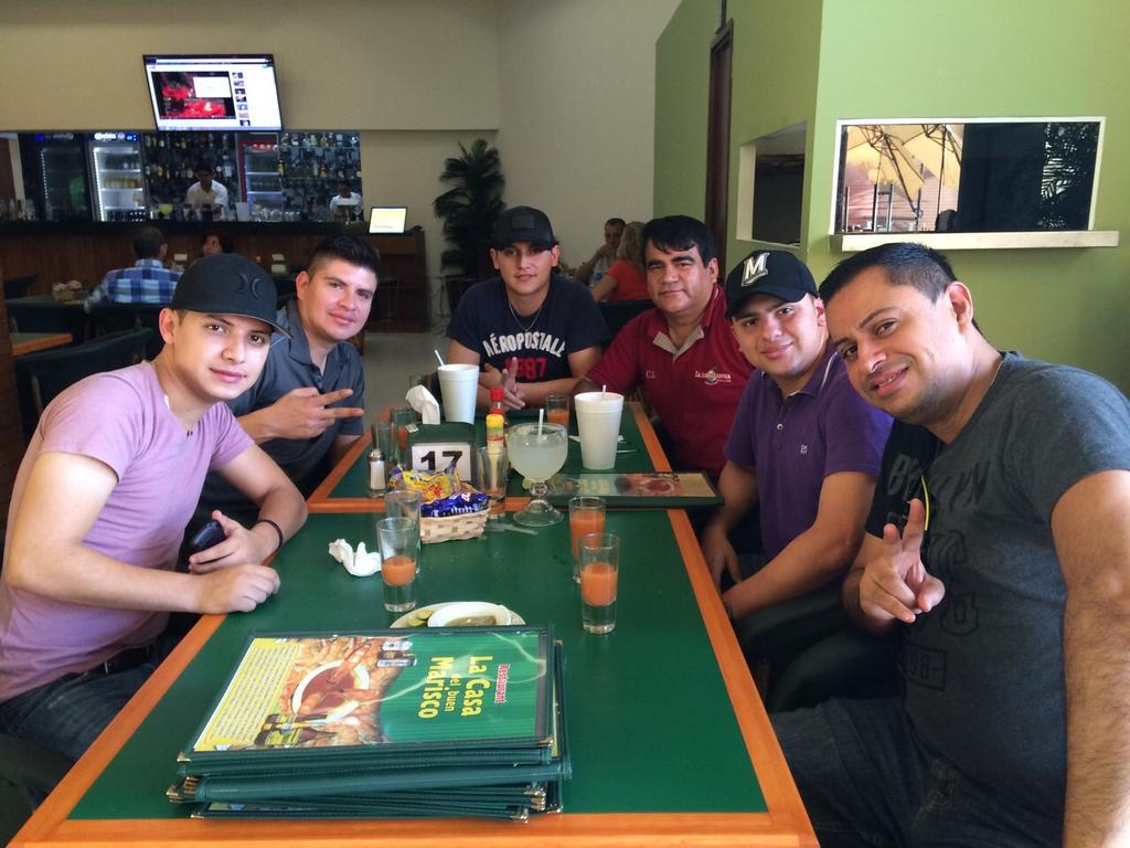 omarnievesabl's tweet photo. A comer en Galerías Vallarta con Don carlos, Nachin luigy @vincenelnino @Maiconite @Arrolladora http://t.co/W6wyCHlI4W