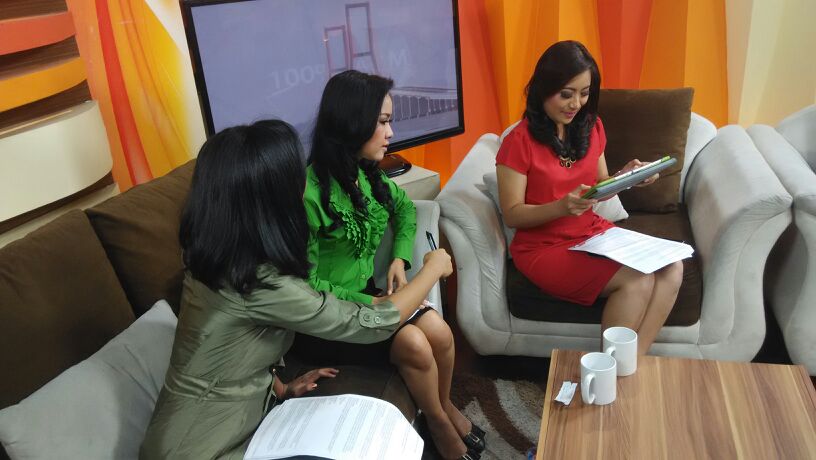 pgsoft169eoi's tweet photo. Presenter2nya lagi diskusi apa hayoo :)) @purianindita @PutriJTV http://t.co/FWFSxSt3OH