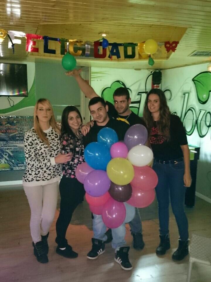 PekeeBoy's tweet photo. Cumpleaños @hdehitman #pequeñoGRANhombre @LuciaGarciaCue1 @pauladuke7 @LuisPekea  :)) http://t.co/FoCTgejEPV