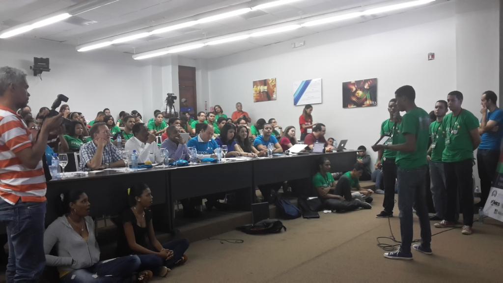 MIC_RD's tweet photo. Luego viene el equipo de "Reinch", App que utiliza ideas para financiar proyectos sin intermediarios. #innovapp2014 http://t.co/AzhC8PNeNu
