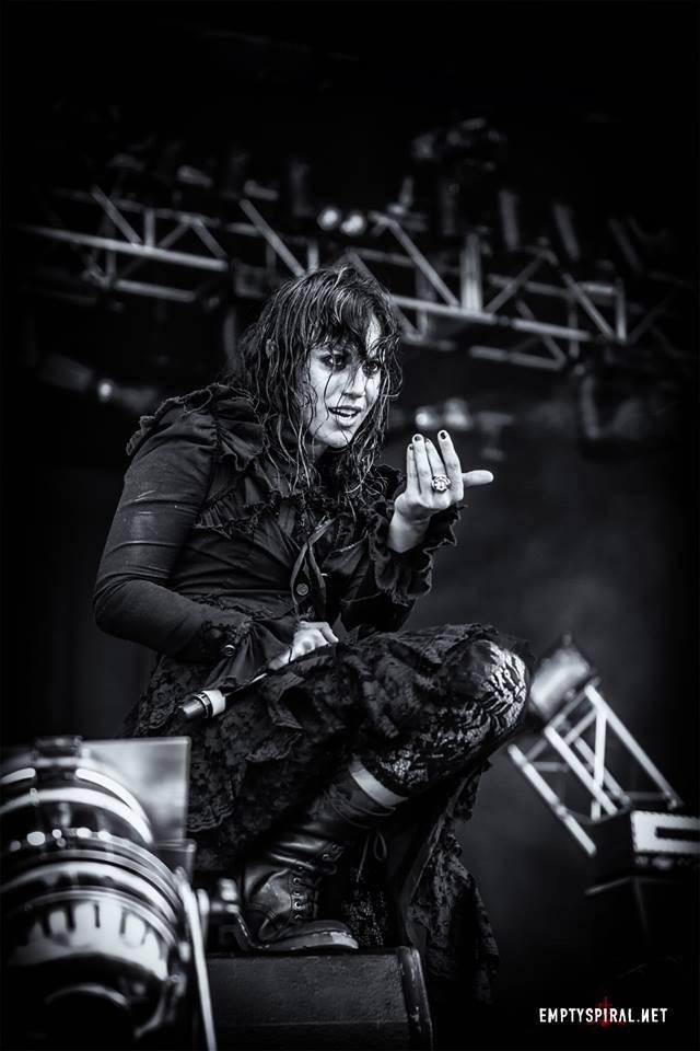 ShowMeTheHorns's tweet photo. @MissScabbia #FearsNothing check out @lacuna_coil latest album if u haven't yet #BrokenCrownHalo #MyFav #Zombie \m/ http://t.co/1k9hrcEvDR