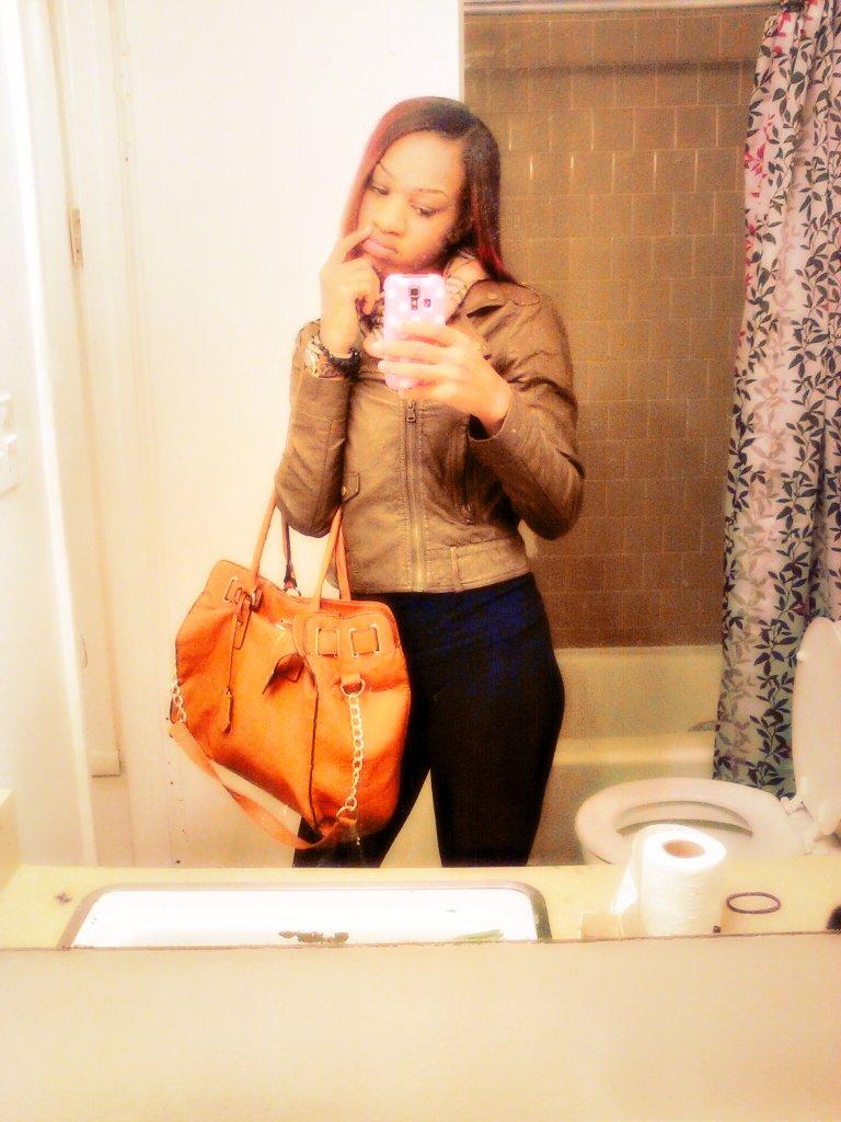 KweenDaDon's tweet photo. Workin One #YourFavWaitress 😒👿💁💰🍸🍻 http://t.co/y5QJJvuPbY