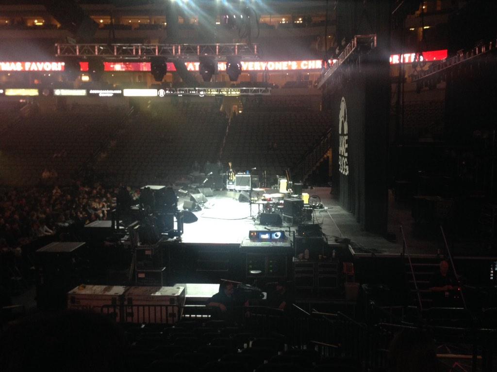 hollyholsberry's tweet photo. Just in case you were wondering the proximity between Dan, Pat, and I. 
#turnbluetour http://t.co/sP4DXvzEfw