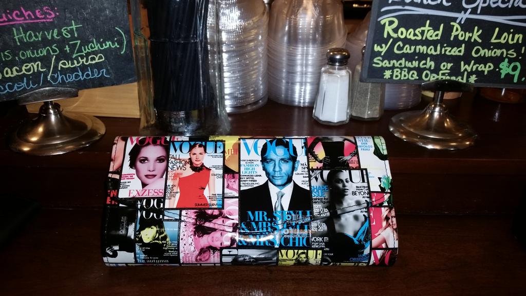 LethalLipstiX's tweet image. Look at this little gem I found.. #Clutch #APopOfColor @voguemagazine