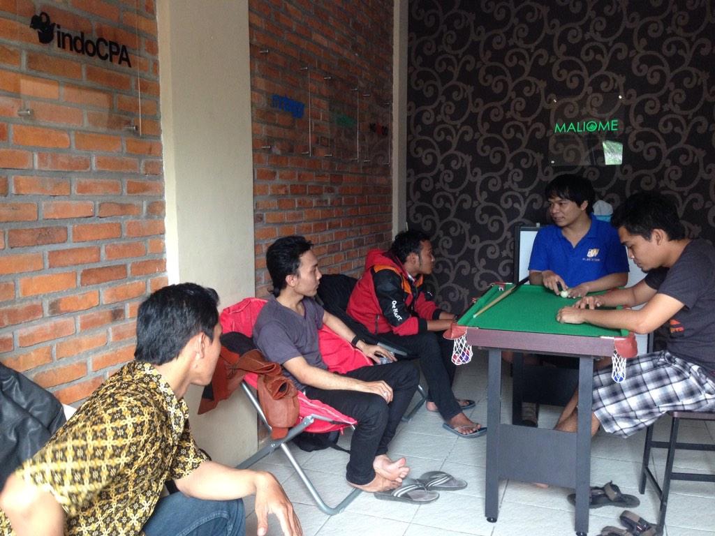 maliome's tweet photo. Publisher @IndoCPA jauh-jauh dari Tegal datang ke #MALIOME. Suwuuuun. \o/ http://t.co/cPfvLQtzaE