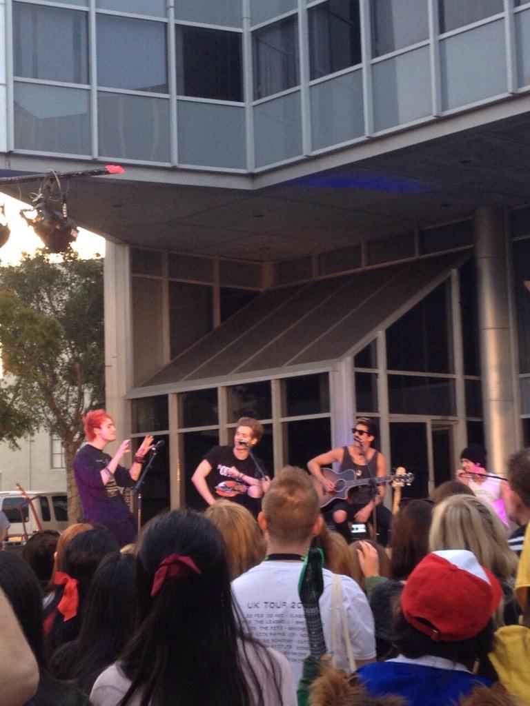 Prambors's tweet photo. RT @Universal_Indo: Private acoustic show! "Good Girls" versi akustik utk pertama kalinya! #5SOSDerpcon #Meet5SOSinLA http://t.co/tzjJvnFLfT