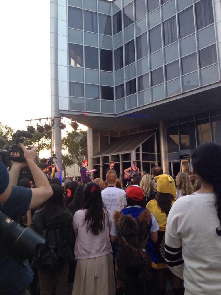 Prambors's tweet photo. RT @Universal_Indo: Private acoustic show! "Good Girls" versi akustik utk pertama kalinya! #5SOSDerpcon #Meet5SOSinLA http://t.co/tzjJvnFLfT