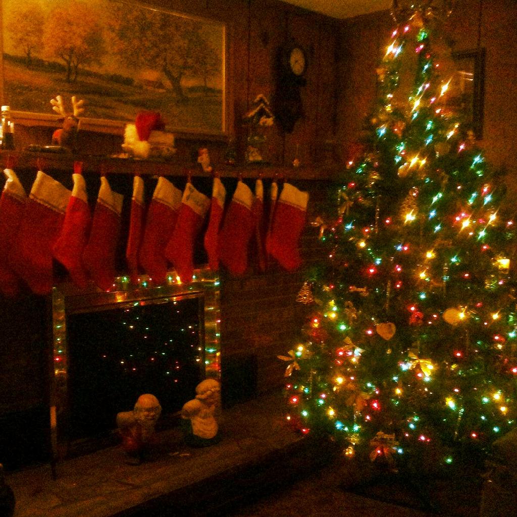 audramckee23's tweet photo. Mom's christmas tree <3 http://t.co/rbfkTHXJ13