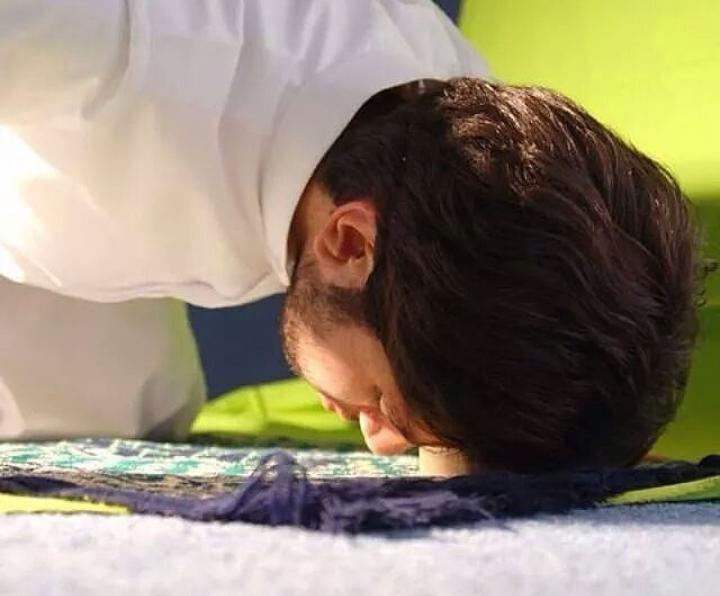 الصلاة لقاء جميل مع آللـْ•̣̣̥·̩̩̩̥•̣̥ـْـّہ 
يخاطبك بالقرآن وتخاطبه بالسجود
وهل يوجد اجمل من ذلك 🙏