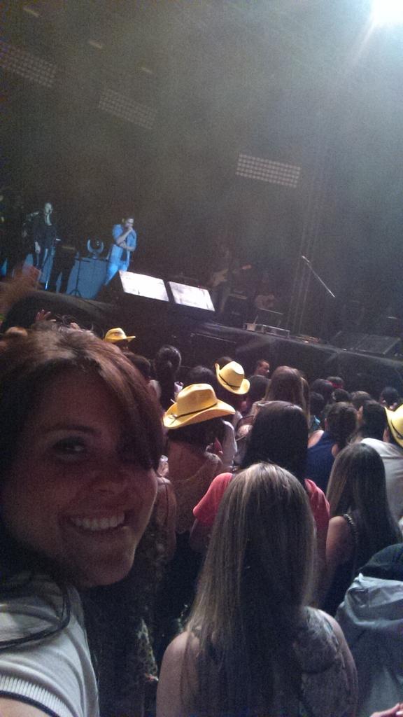 Popsbpm's tweet photo. Aaaahhhh como teve bao viu. Show do Jorge e Matheus com patrocínio TIM. http://t.co/iyXCywiBe5