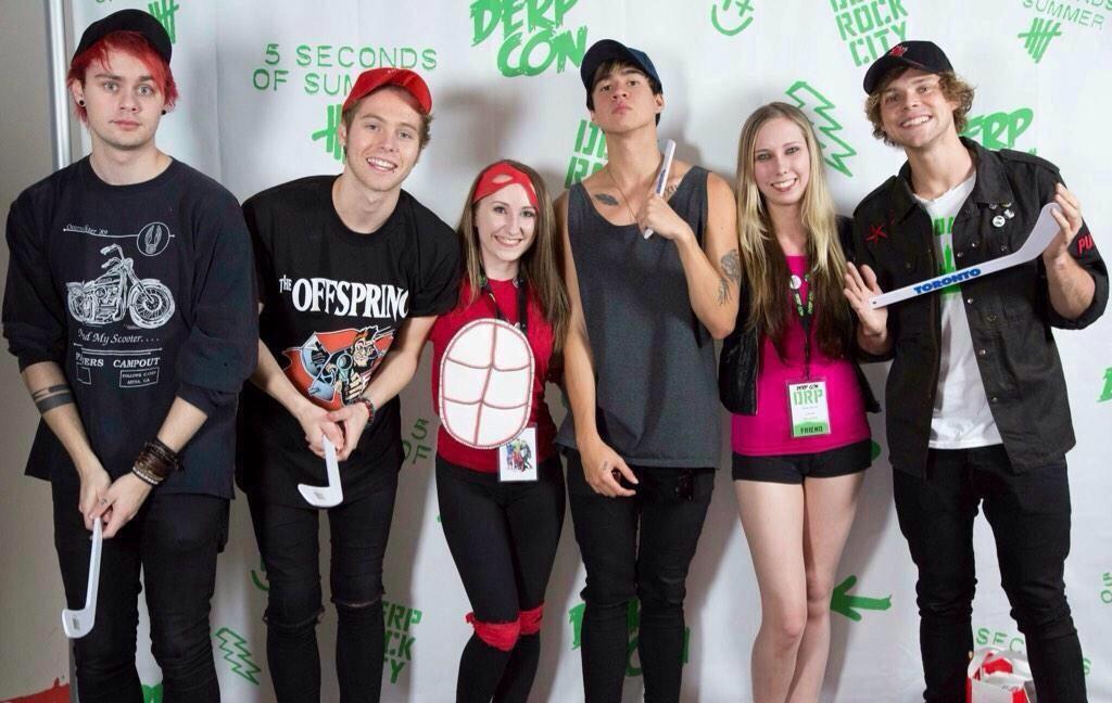 5SOSsUpdatess's tweet photo. Derpcon M&amp;G ☺️ #5SOSDEPRCON #DERPROCKCITY http://t.co/I5nz4CBlws