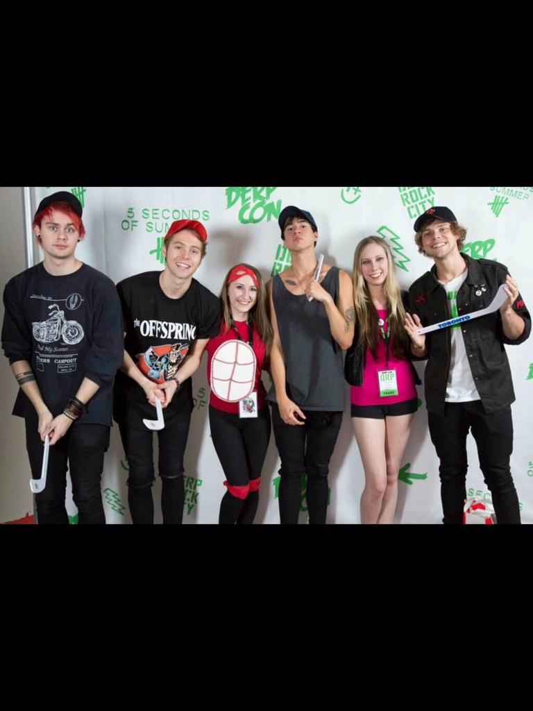the_5sos_update's tweet photo. the boys with some fans at derpcon
#5SOSDEPRCON http://t.co/BptA4Ow3Ot