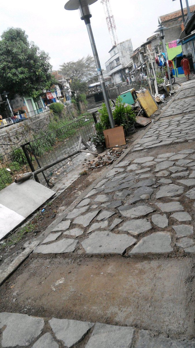 fanztrst's tweet photo. Pa wali @ridwankamil ieu nepi irh perbaikan jalan susukan cidurian suka asih teu tiasa lwt langgan teu aya nu kadieu http://t.co/HHvSoMaFFJ