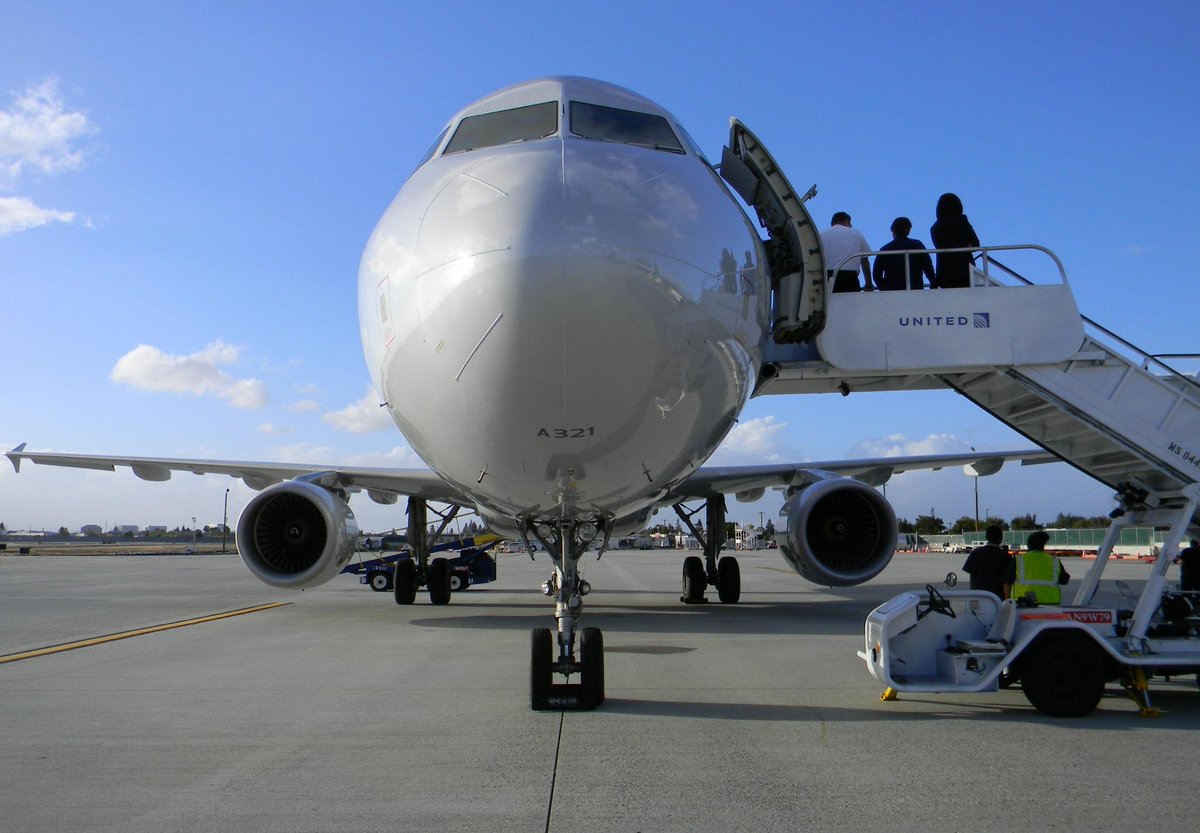 HD_AviationTV's tweet photo. When @AmericanAir (@traveloneworld) and @united (@staralliance) work together! At @FlySJC #TeamWork! http://t.co/0H5a6KhUJH