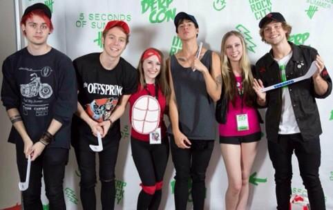 5sosworldalerts's tweet photo. A few Derp Con M&amp;G photos #5SOSDEPRCON #DERPROCKCITY http://t.co/rJhhzkfYvh