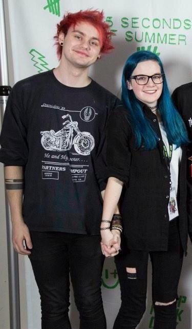 5sosDailyhelp's tweet photo. MICHAEL AND THIS GIRL ARE GOALS ! #5SOSDEPRCON #DERPROCKCITY http://t.co/2YKOg9hDTI