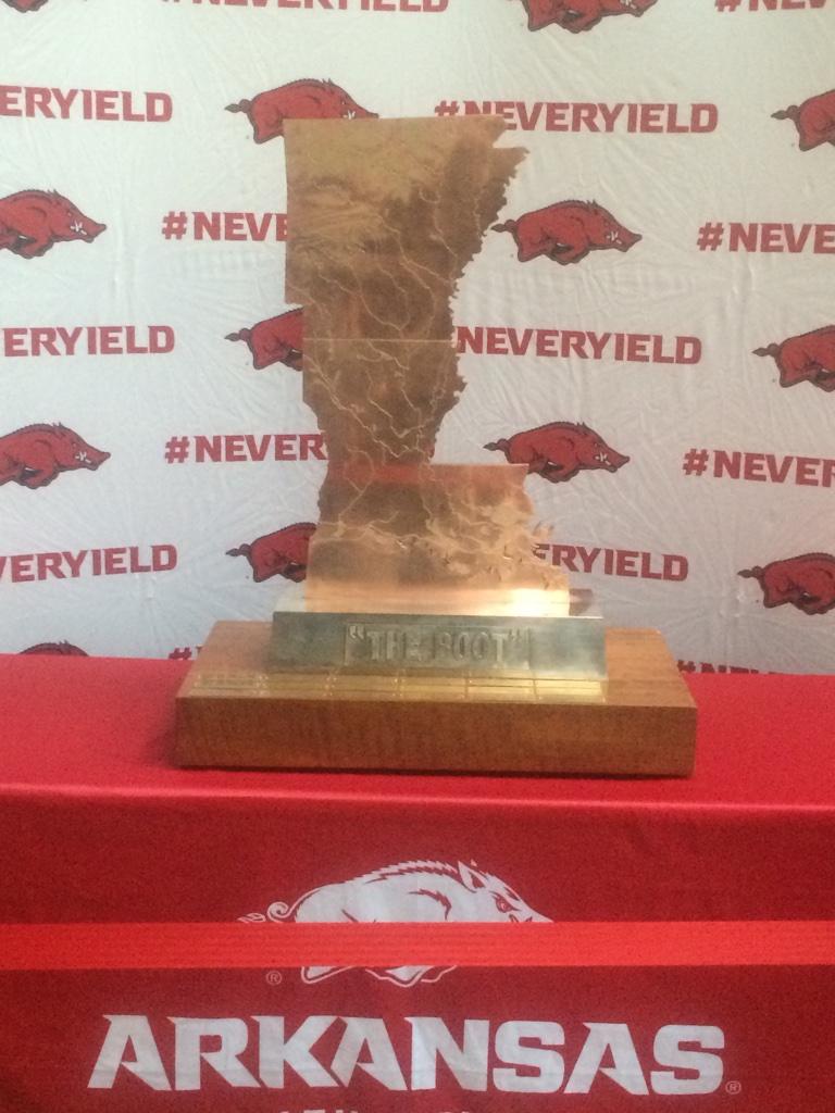 Caraway_2's tweet photo. The Boot in Bud Walton arena. Hogs basketball team start 1-0 #Fastest40 http://t.co/nDXf5yqzXH