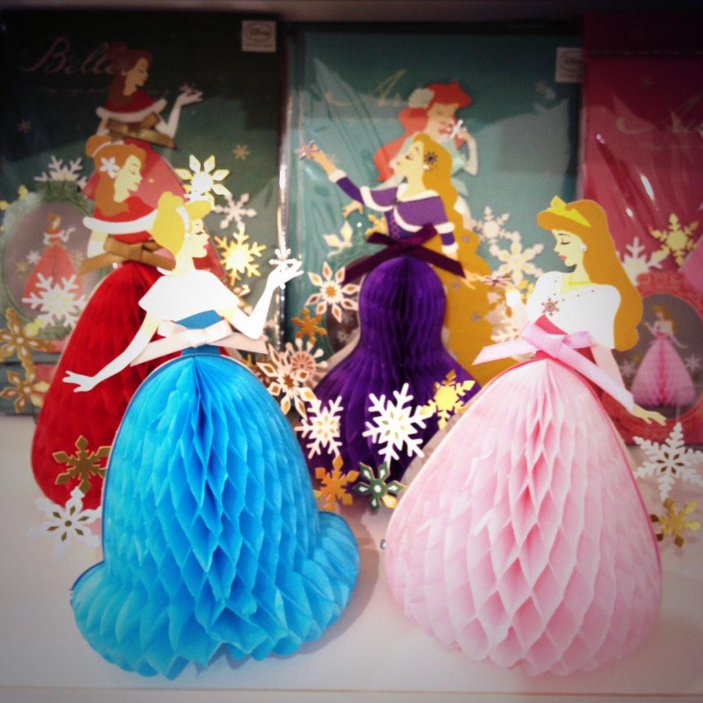 Plaza 公式 ディズニー プリンセスのハニカムカード にウィンターバーションが登場 ドレスのスカート部分がふわっと立体的に広がる構造です キラリと輝くスノーフレークがとってもキレイ 飾っておけるので少し早めのクリスマス カードとしてもオススメ