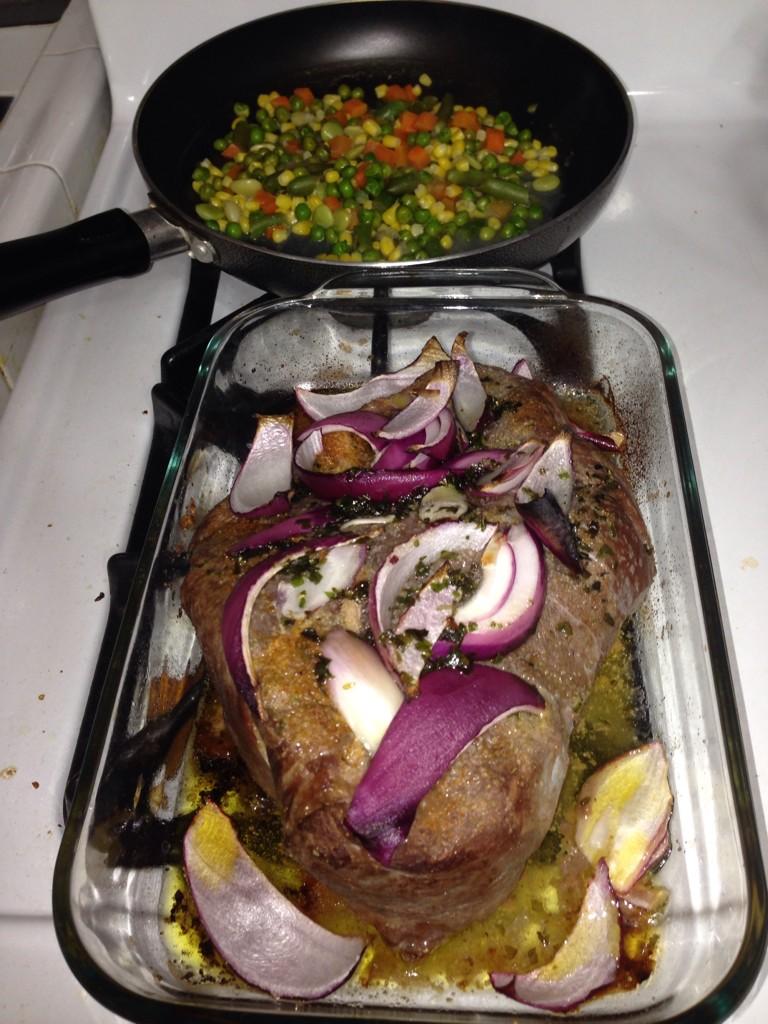 e_espinosa's tweet photo. Cooking!!!!! Gotta admit...this smells goooood☺️ #SundayFunday #ChefEE 😉 @TandEKFI @KFIAM640 @ktla @StudioSoCaL @cnn http://t.co/j12YPKLoWn