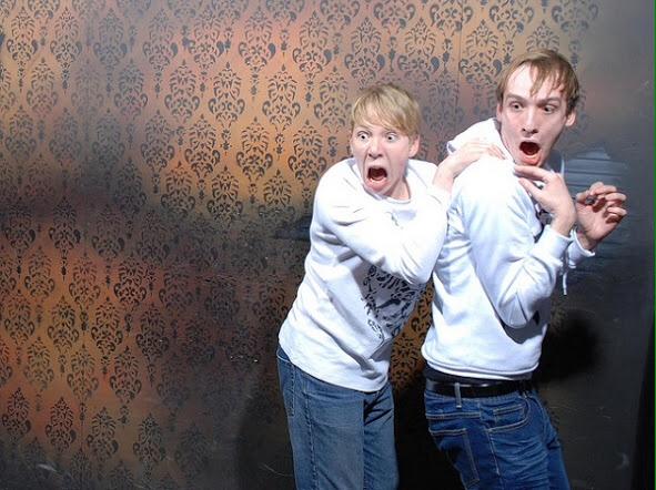 Испуганно почему 2. Аттракцион «фабрика страха» (Nightmares Fear Factory). Два испуганных парня. Испуганный мальчик.