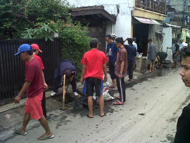 Bersih itu gaul.. Langkah awal gerakan pemuda RT 03 RW 03 Gegerkalong tengah,, keep spirit bro.  <a href="/ridwankamil/">Ridwan Kamil</a>