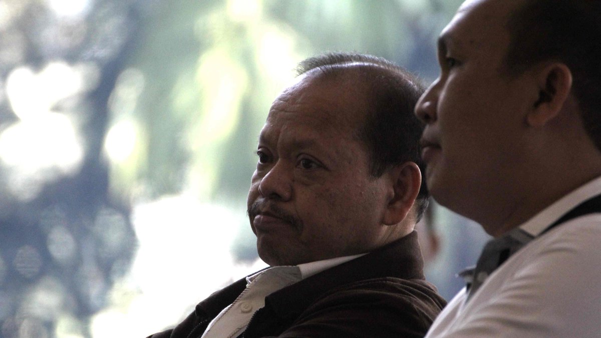 VIVAcoid's tweet photo. Sutan Bhatoegana Diperiksa Sebagai Tersangka http://t.co/Rog4nXXNzg http://t.co/Yur5eSXQgp