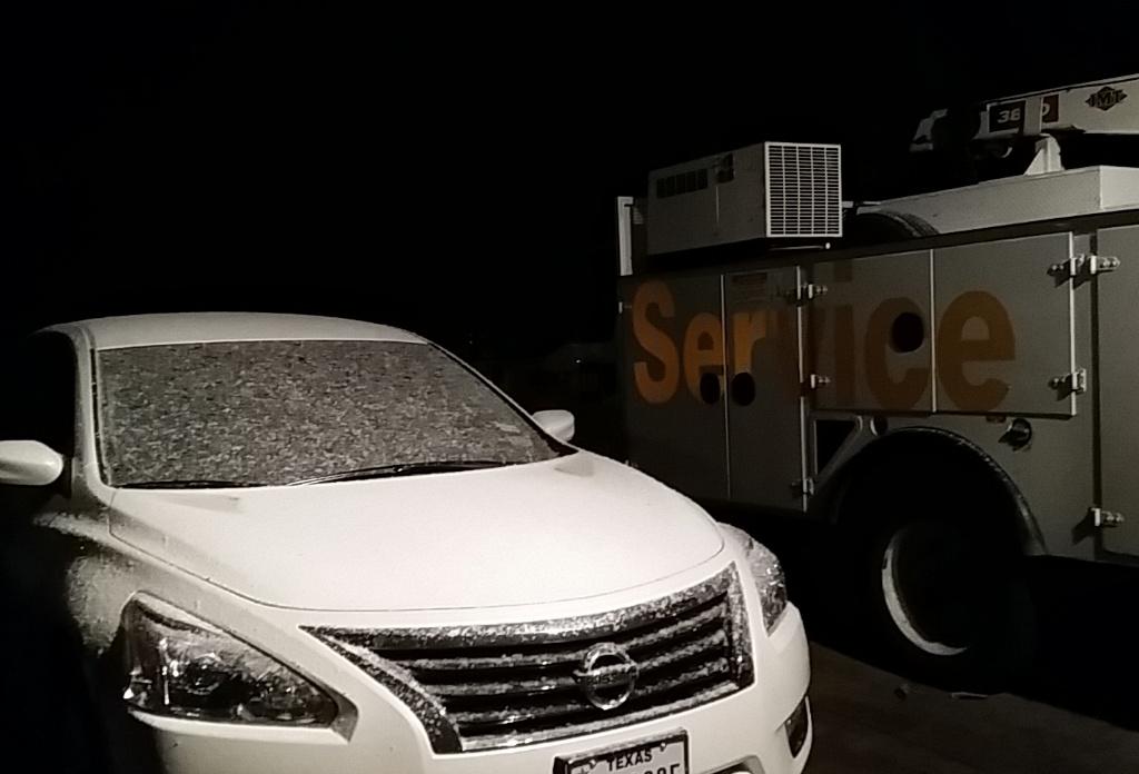 Glam_or_Games's tweet photo. Omg! Omg! It's is snowing! We will be stuck in our homes for weeks! #snowingintexas #sorrynotsorry #dramaticreaction http://t.co/gMsjn8K8G5