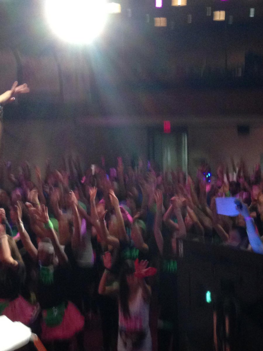 benouriel's tweet photo. Played a rager tonight! So proud of @NYDMnyu #FTK #CakeBatterMusic http://t.co/uykx8AOBkR
