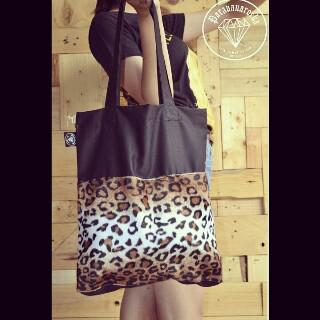 totebag from <a href="/Paravanarocka/">Paravanarocka cloth</a> IDR 85.000 grab it girls
Order 7c97bc54/085649983444