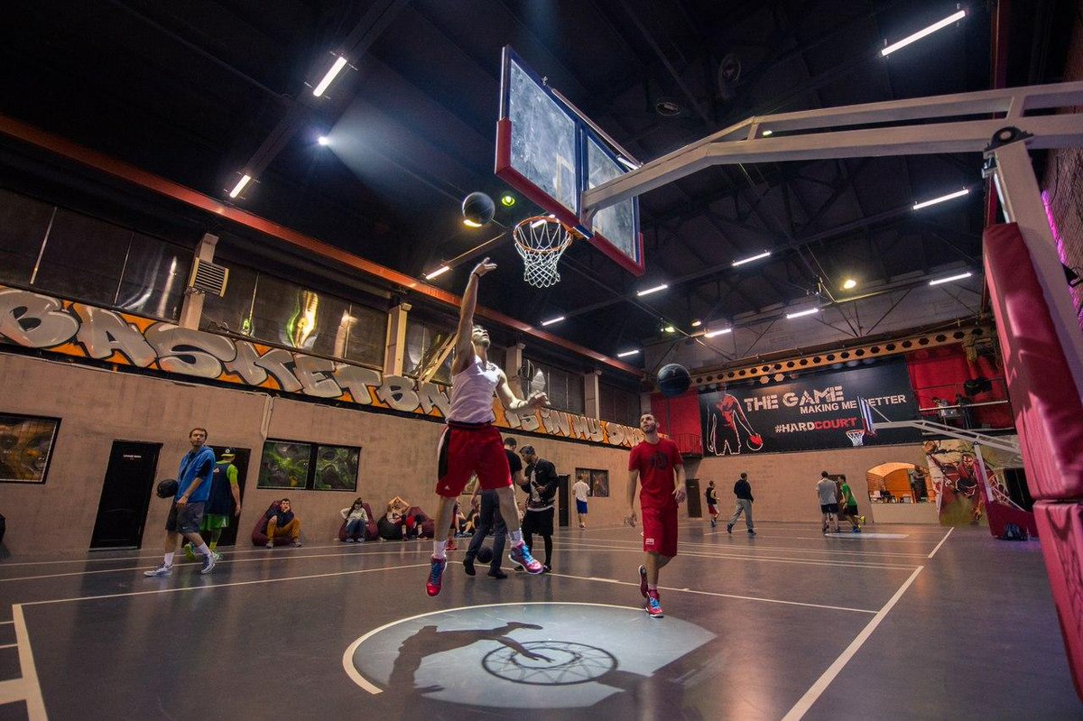 баскетбольный зал на дубровке. баскетбольная площадка в зале. территория мяча баскетбол москва. плейграунд баскетбол москва. территория мяча на дубровке.