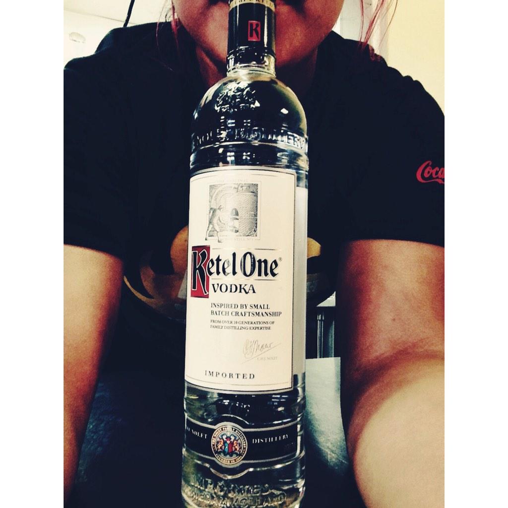 brebrexo's tweet photo. 🍸 And then the games begin ☺️☺️💞🍸 #retelone #vodka http://t.co/YkEeJfnnen