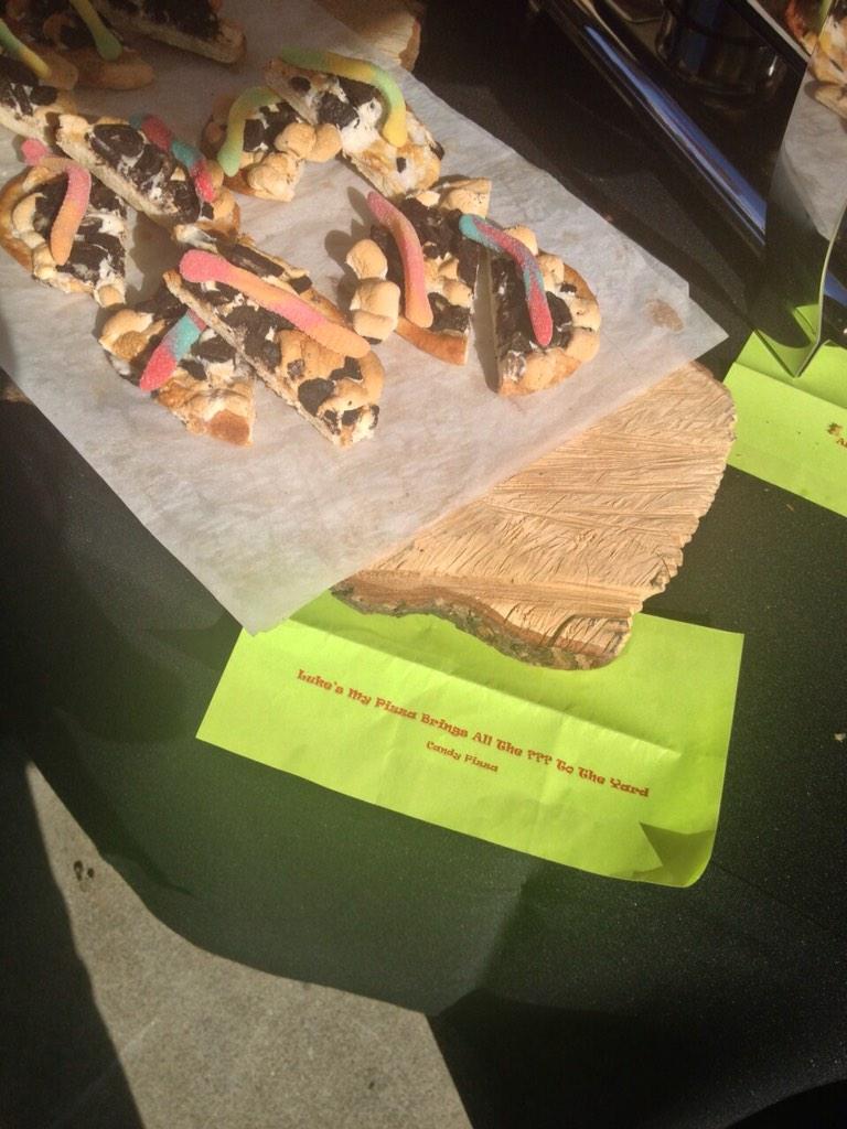 Prambors's tweet photo. RT @Universal_Indo: Setelah itu semua pemenang lunch, dan ternyata makanannya bertema @5SOS! #Meet5SOSinLA http://t.co/5HazJq5DSe