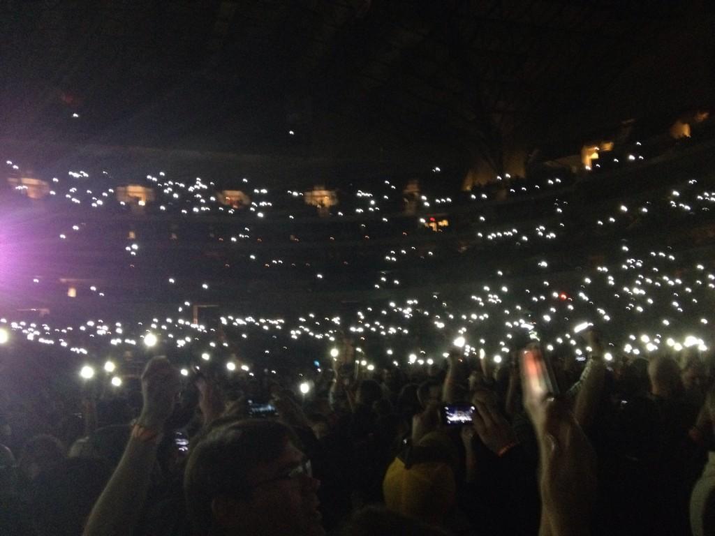 PRTYNTGRVS's tweet photo. @theblackkeys @patrickcarney @danauerbach @JakeBugg Thanks for an AMAZING night #TurnBlueTour http://t.co/6bi6t3PDLz