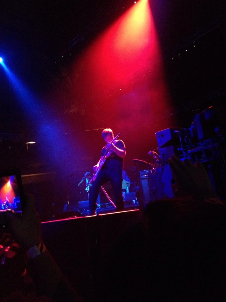 PRTYNTGRVS's tweet photo. @theblackkeys @patrickcarney @danauerbach @JakeBugg Thanks for an AMAZING night #TurnBlueTour http://t.co/6bi6t3PDLz