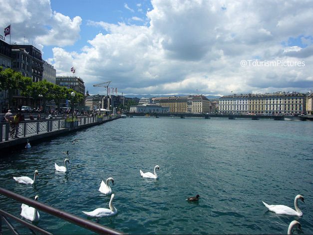 FatmaOday's tweet photo. "@tourismpictures: #صباح_الخير من بحيرة #جنيف #سويسرا ، #معلومات_سياحية 
#غرد_بصورة http://t.co/FJ5Wh7d9in"