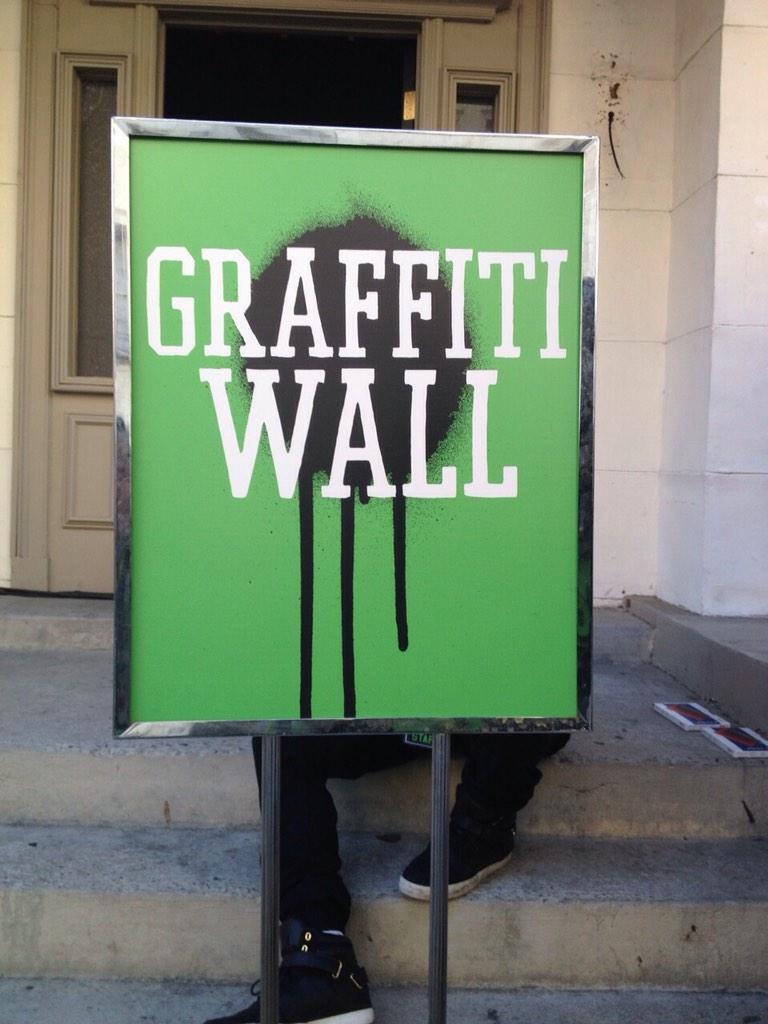 umusicindonesia's tweet photo. Next: Graffiti Wall! Joey&Bilqis buat gambar yg mewakili 5SOSFAM Indonesia. #Meet5SOSinLA @Prambors http://t.co/RiFvYFfjGf