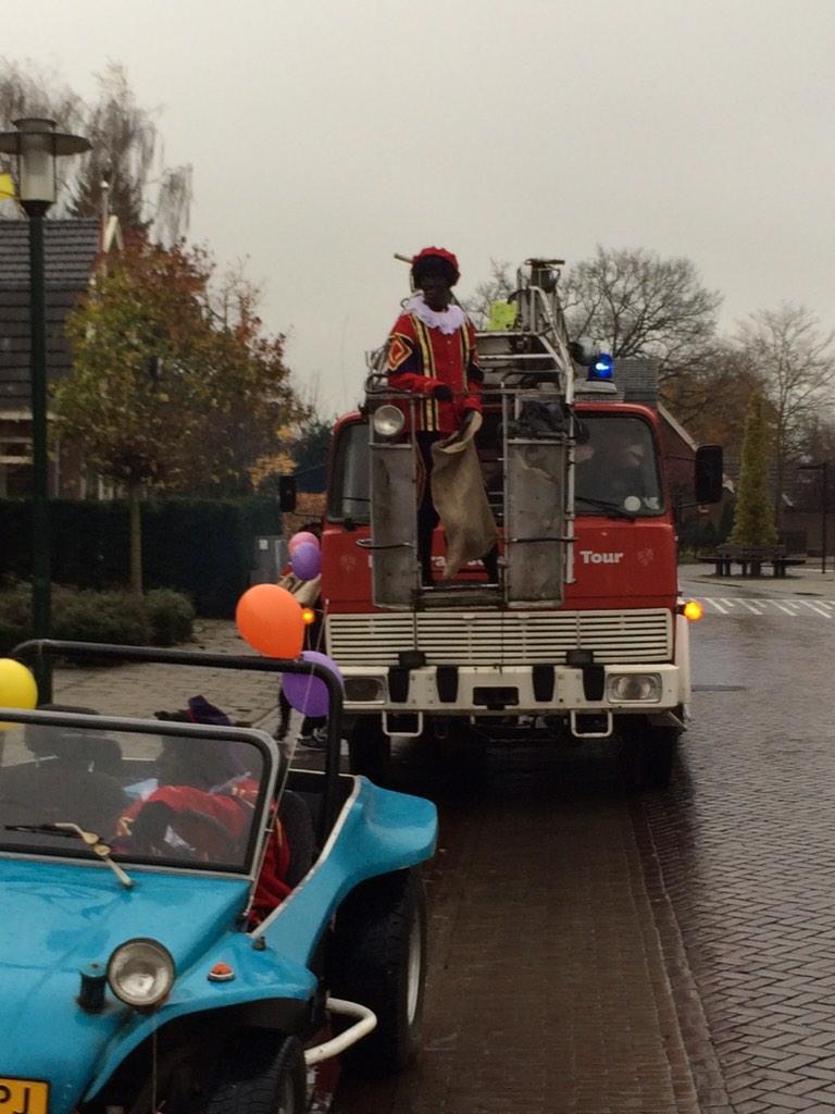 In <a href="/Geesteren/">Geesteren</a> wordt Sinterklaas nog op handen gedragen. Respect voor de draagpiet #traditie