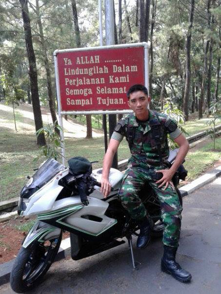 SembilanI_2012's tweet photo. Cieee shyfa pacarnya tentara, kenalin dong ke mimin:$"@shyfafitria: <3 http://t.co/h6cAH14uvH"