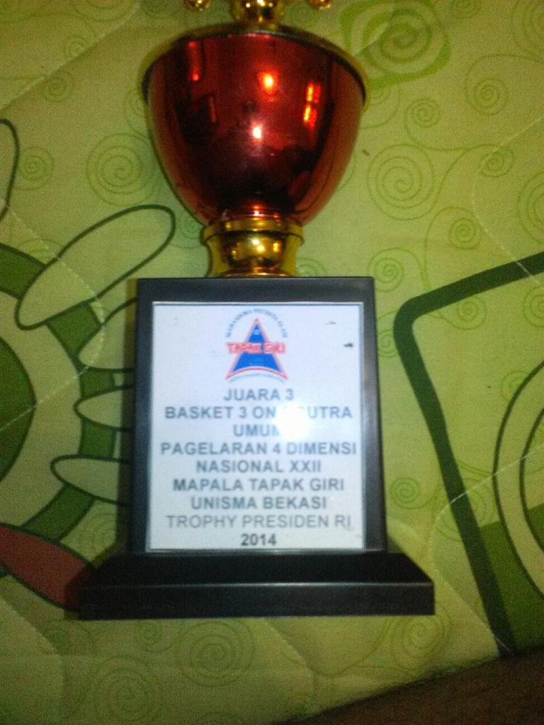 NGRSTARS's tweet photo. Oiya di Unisma kita dapat meraih piala presiden RI #NGR http://t.co/ty3D7ta27F