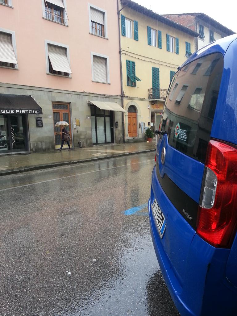 marcopoli1979's tweet photo. Piove! Questa è la notizia del momento... Grazie a @nelli per avermi aperto gli occhi su come funziona @twitter :P http://t.co/0jIYtVlBc0