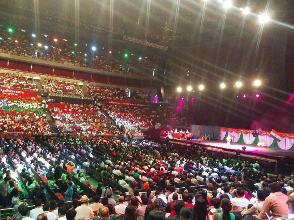 DesiiAussiee's tweet image. Modi modi :) at all phones arena , Sydney #ModiInAus