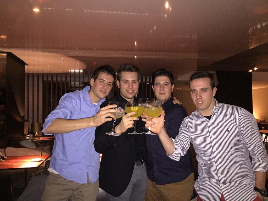 LAlbertopr's tweet photo. Buen sábado por Madrid con @DeejayBarra, @JAVInuper y #Tito http://t.co/n7GKiqig3a
