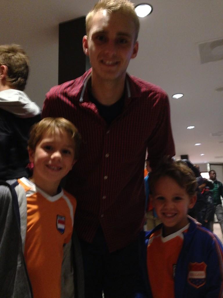DanielCasalod's tweet photo. Jasper neemt de tijd voor zijn fans! Top @JCillessenNL mooie avond #OnsOranje #ABNAMRO http://t.co/mg8Jkd00gK